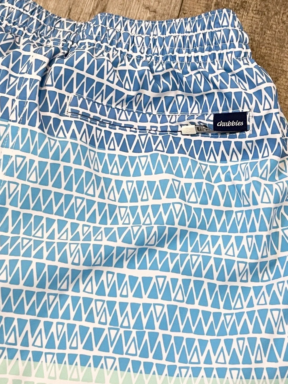 CHUBBIES ‘The Ocean Trifectas’ 5.5” Geometric Pattern Swim Trunks Mens S Blue